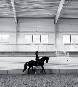 Maria Wiklund, 25, spenderar ofta tidiga morgnar i ridhuset.