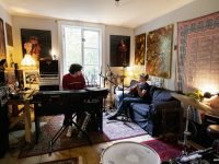 Allt skrivande och det mesta av inspelningarna har skett på övervåningen av Hermans och pappa Andreas hem i Bondsjöby, några kilometer från stadskärnan.