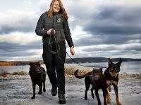 Evelyn Edblad ute och motionerar sina tre hundar.