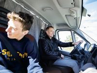 Far och son hjälps åt i trafiken, Mille är en 
expert på att på att hålla koll på döda-vinkeln.