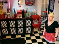 Helena Askerstrand tog tjänstledigt från sin jobb som rådgivare och startade ett matställe uppe i industriområdet på Saltvik i oktober 2020. Nu går hon all-in i Lilla Helenas Mat & Fika.