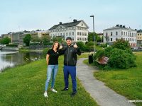 Lisa och Oscar Westerlind på Höga Kusten Nöje presenterar sommarens stora evenemangsnyhet: onsdagskonserter på Mellanholmen med stora svenska artister. Förutom livemusik kommer det finnas enklare servering på plats, men Höga Kusten Nöje söker samarbeten och hoppas att krögare och handlare i centrum hakar på för att göra onsdagarna till festkvällar då det är liv och rörelse i Härnösand.