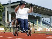 Världsmästaren i Mixed-curling, Marcus Holm, kör rätt ofta stakträning på Högslättens friidrottsarena. ”Underlaget är perfekt för rullstolen”.