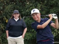 Tränare Leo Nordin håller koll på Oscar Sandlunds sving.