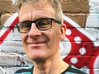 elle Olsson, som den 22 oktober har boksläpp på Öbacka Bok med sin nya roman ”Kärlek, jävlar i helvete” på Skellefteåförlaget Ord & Visor.