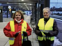 Mona-Lill Landström NTF och Birgitta Edin, Bilkåren, delade ut reflexer vid resecentrum 
i Härnösand.