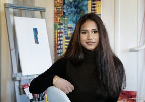 För Hamdha är konsten inte bara en hobby. Den är en del av hennes identitet.