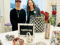 Cristian Carmona och arbetsmarknadskonsulenten Malin Åberg skapar hantverk av gamla Yippietidningar.