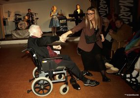 Kalle Bäckman och Emilia Strand tar sig en svängom på dansgolvet.