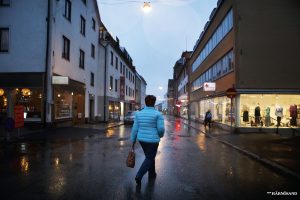 Ingrid Flodin på väg mot ännu ett volontärpass på Röda korsets secondhandbutik i Härnösand. Gissa var hon köpte jackan?