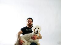 Konstnären Hans Forsell med kungspudeln Arty, förebilden till de pudlar som ofta dyker upp i hans serier.