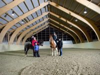 Annelie von Post, dottern Ronja på hästen Ove och sonen Rasmus. 
Till höger Julia Grafström på hästen Linus och mamma Anna Grafström.