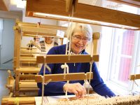 Inger Axelsson har varit med i vävstugeföreningen länge och var ordförande under 16 år. Bakom henne sitter Iris Westman, nuvarande ordförande, och längst ner Birgitta Sjölander.