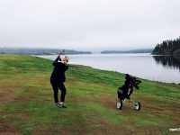 Ida Skogström provsvingar ute vid hål 6 på Vägnöns golfbana. Säsongen är i antågande. I år satsar Härnösands golfklubb extra mycket på att locka fler damer och ungdomar till sporten och samtidigt pågår arbetet med att bygga om och utveckla banan.