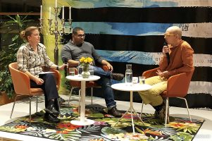 Ida Lindouf och Tomas Izaias Engström från Tidningen Ångermanland höll i utfrågningen av kommunstyrelsens ordförande Jonas Bergström.