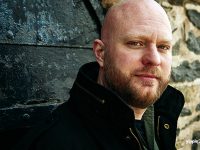 Kalle Holmqvist har skrivit en mordgåta i Härnösand