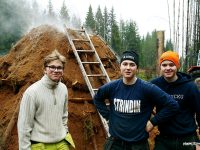 Från vänster Albin Elfving, Edvin Strindin och Isak Börjesson, som har byggt en kolmila i Öje-skogen.