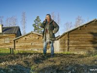 Den ser mullrik ut, jorden vid friluftsmuseet konstaterar Sara Friberg. ”En jordanalys ska göras för att se efter Hur bördig jorden är, dvs hur näringsrik den är och vad som fattas, så att vi vet vad vi behöver tillföra. De flesta trädgårdsväxter trivs när pH är kring 6. De behöver mycket kväve, fosfor och kalium och även mikronäringsämnen och spårämnen. Men framförallt behöver de en levande jord! Samtidigt vill vi även förstås att odlingen ska passa in tidsmässigt i miljön. Hela bilden är viktig.”