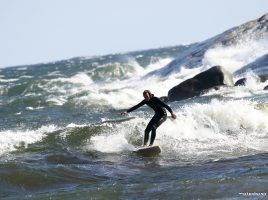 Plötsligt händer det. Det måste blåsa först, sedan kommer det stora vågor som skummar upp, in i Smitingeviken. Vi kan kalla det turbovågor det är häftigt att både se och surfa.