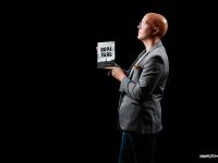 Nille C. Nilsson med sin nysläppna bok "Ropa Varg"