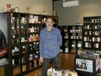 Hassan Hussein i sitt parfymeri.