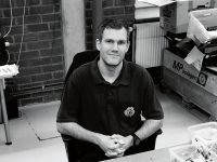 Tony Rundström är linjedomare i hockey på vintern, naturfotograf på sommaren och peppar människor i jobbet året runt.