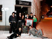 Sara Arlestig och Alma Nyhlén träffade sina nya vänner, gesällvandrarna från Tyskland, på Bittens rockbar i Härnösand. Nu umgås de en del med de tolv gesällerna. De som var med under fototillfället är: Jan Rutwik, Martin Schimpf, Sebastian Reidel och Levin Oberhokamp. Liggande från höger: Thomas Hoppe och Anton Riedel.