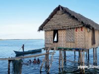 Vattenfolket var tidigare havsnomader och bodde i sina båtar, men har efter påtryckningar från myndigheterna byggt hus och byar, men på pålar i vattnet. Foto: Erika Schagatay